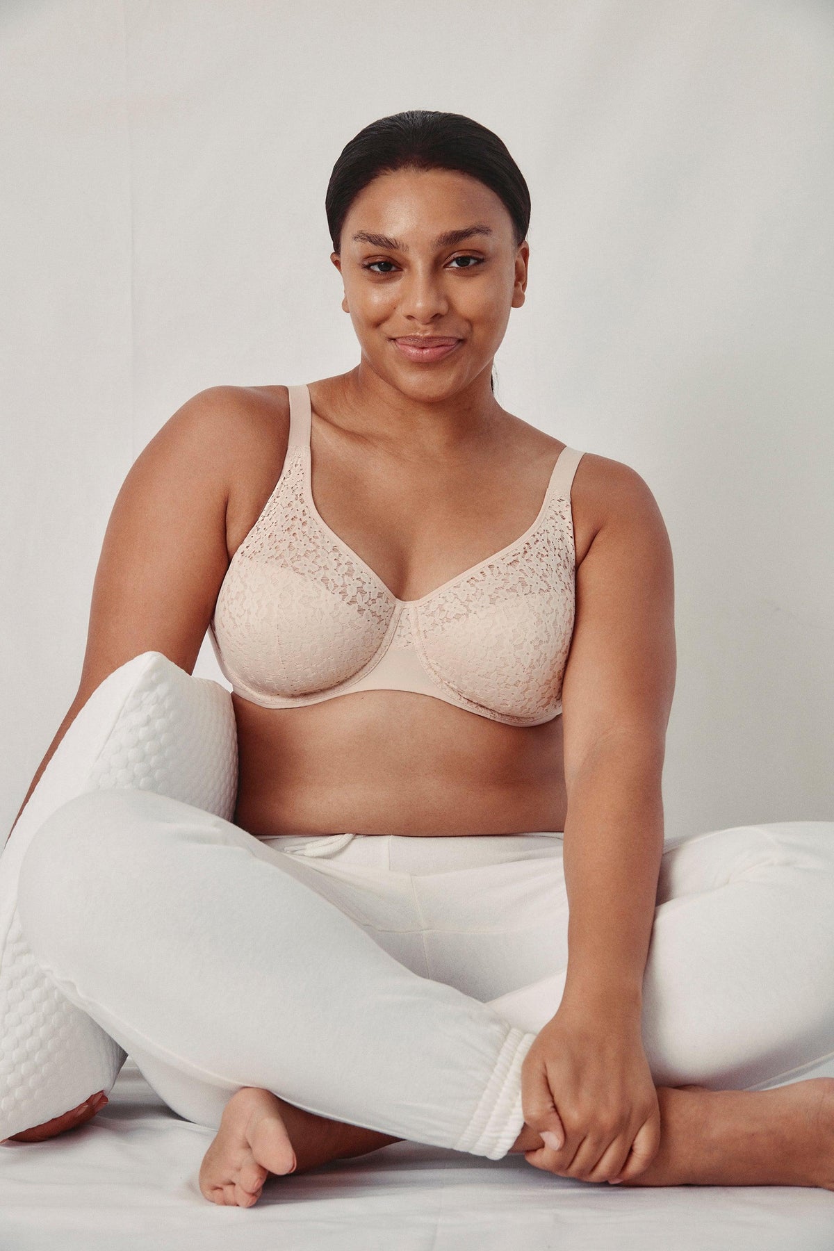 Chantelle Norah Full Coverage Unlined Molded Bra in White